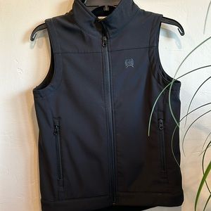 Cinch vest black.  Boys size medium/10.  Perfect condition